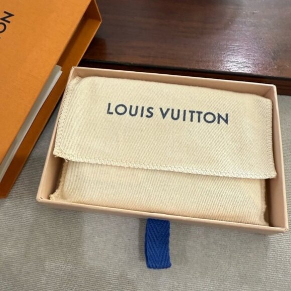LOUIS VUITTON NBA Monogram Card Essentials - Picture 5 of 5